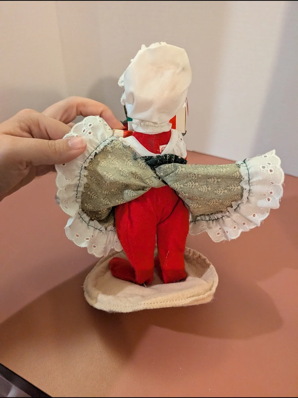 Vintage 1992 Annalee Mobilitee Mrs. Claus Figurine Holding Presents
